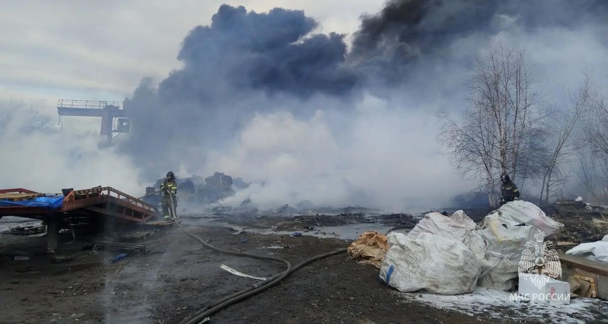 Из-за задымлённого ангара в Хабаровске вывели четырёх человек