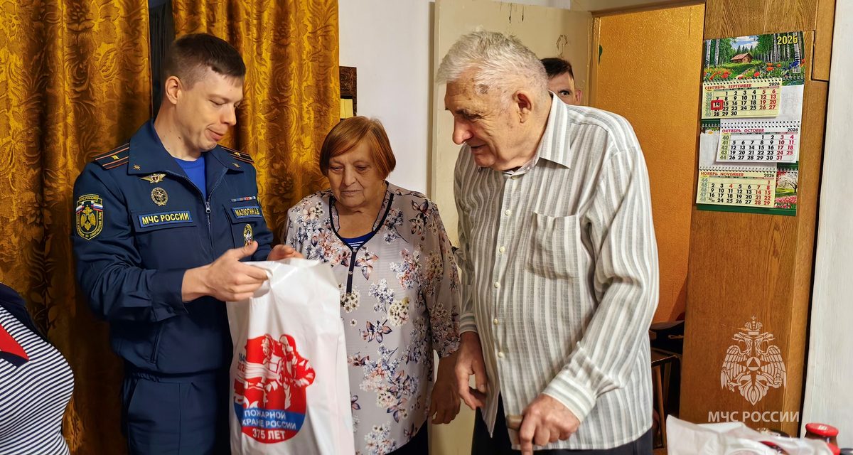 Полковник в отставке из Хабаровска отметил 90-летие с коллегами и молодыми спасателями
