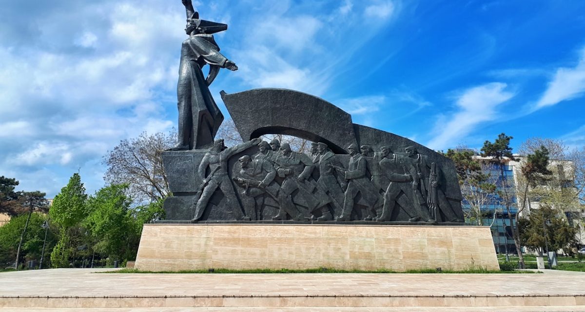 В парке Хабаровска открыли памятник Гагарину, где космонавт когда-то посадил лиственницу