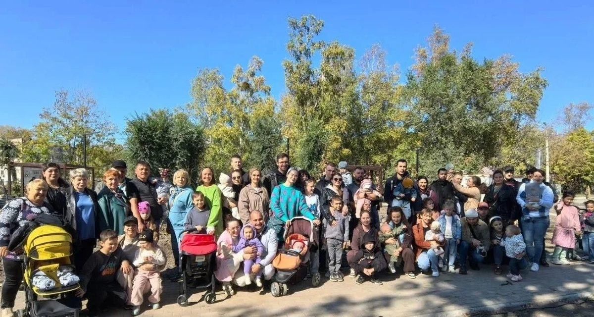В будущем сквере «Сказок» в Хабаровске посадили деревья в честь рождения детей