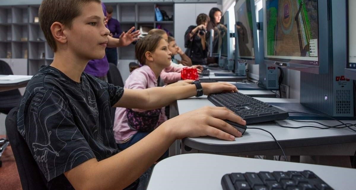 В школах Хабаровска дети от семи лет начали учить Python и фронтенд