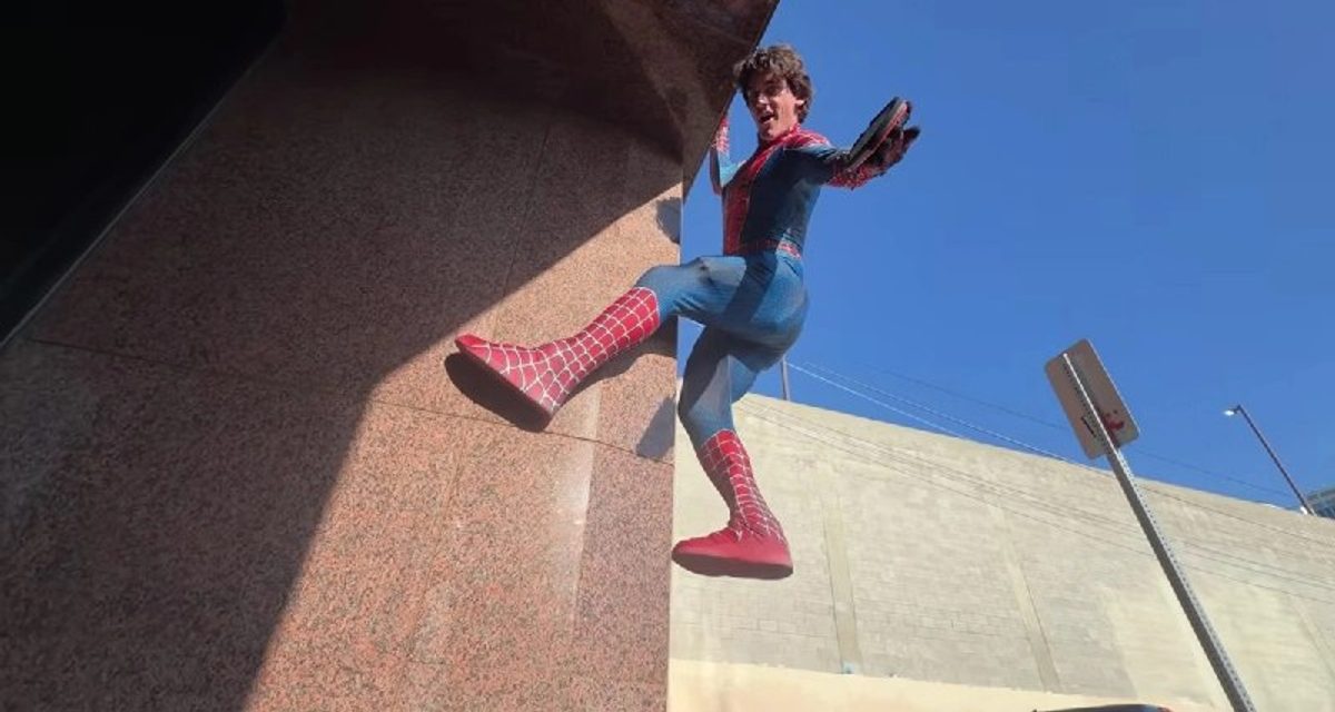 Блогер собрал костюм Человека-паука с «лапами геккона» для лазания по стенам