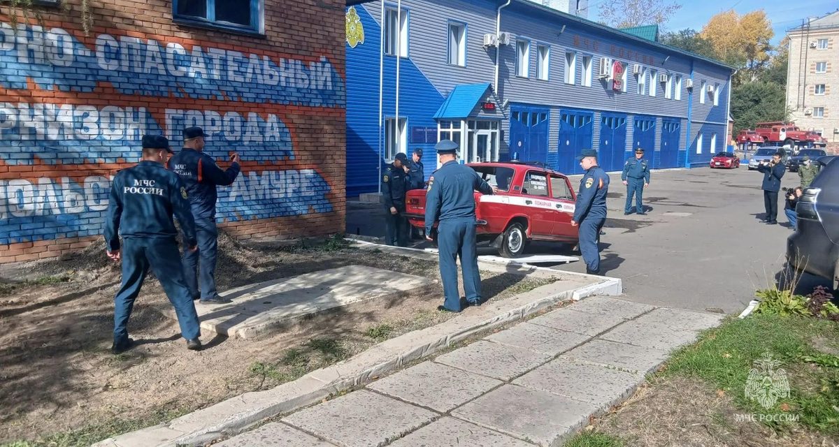 Реставраторы подарили пожарным Комсомольска-на-Амуре «Жигули» 1978 года, приехавшие своим ходом