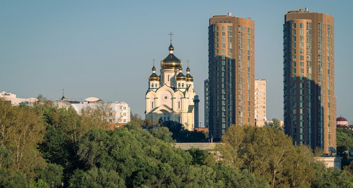 В Первом микрорайоне Хабаровска за 135 млн рублей обновляют дороги и тротуары